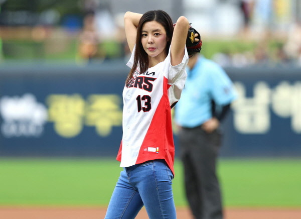 사본 -김규리 시구1.jpg