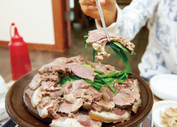남도 보양식-흑염소 요리.jpg