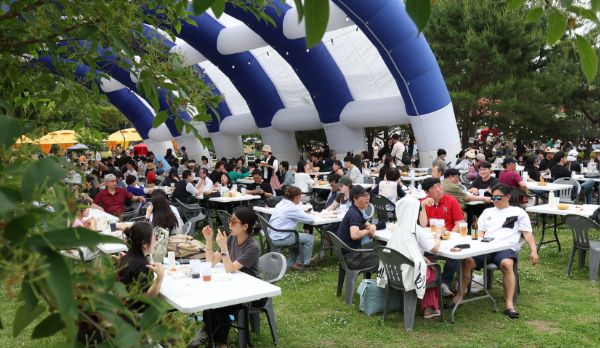 [보도사진2]수제맥주축제를 즐기는 방문객들.jpg