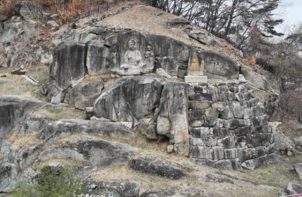 가흥동 마애여래삼존상.jpg