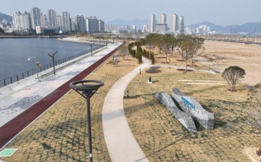 벚꽃길·족욕장·맨발걷기…창원 마산해양신도시 해안 산책로 개방