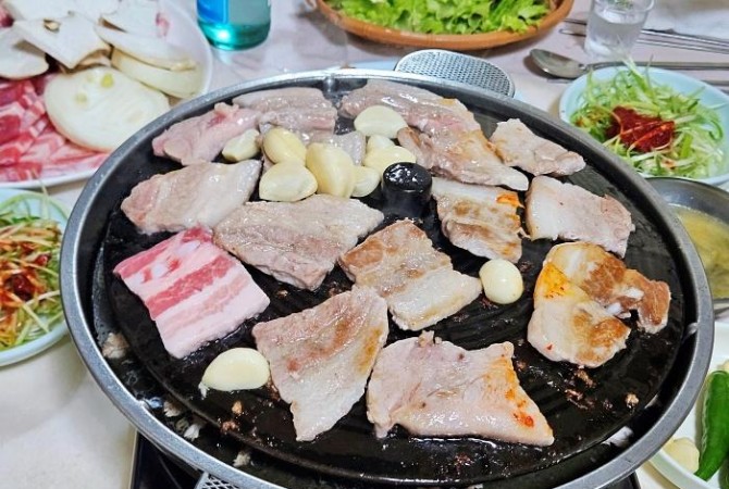 [로컬맛집] 화정동 노포 삼겹살, 수정식육식당의 솥뚜껑 위 손맛